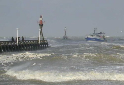 chalutier dans la tempete