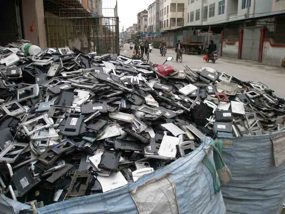 Куда сдавать разбитый. Свалка Guiyu. Утилизация старых смартфонов. Свалки в Китае. Утилизация старых телефонов за деньги.