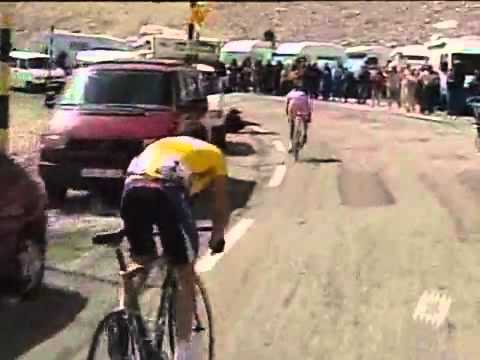Armstrong vs Pantani au sommet du Mont Ventoux en 2000 : un duel entre deux athlètes ensuite accusés de dopage, qui passionna le cyclisme mondial.