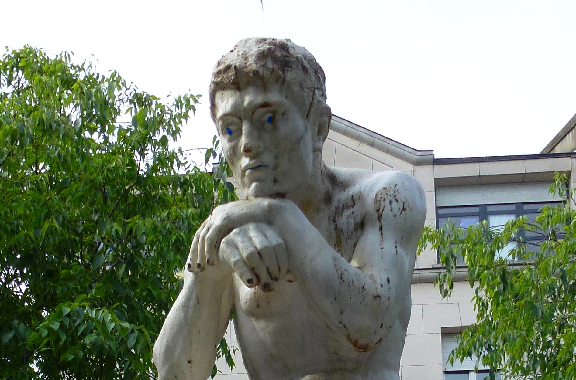 Statue coloriée devant la Maison des Metallos (Belleville)